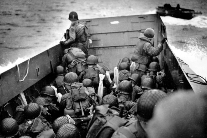 Soldados norteamericanos a bordo de una lancha antes de desembarcar.