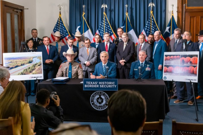 Greg Abbott, gobernador de Texas, firma seis proyectos de ley para reforzar la seguridad fronteriza.