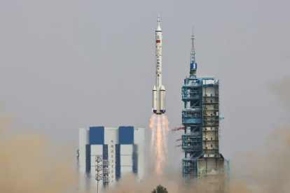 La nave espacial tripulada Shenzhou-16, sobre un cohete portador Long March-2F, despega del Centro de Lanzamiento de Satélites de Jiuquan, en el noroeste de China, el 30 de mayo de 2023.