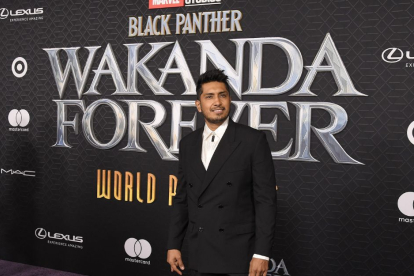 El actor mexicano Tenoch Huerta frente a un cartel de la películe 'Black Panther: Wakanda Forever'.
