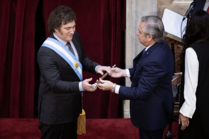 BUENOS AIRES, 10 diciembre, 2023 (Xinhua) -- El presidente saliente Alberto Fernández (c), entrega los atributos de mando a su sucesor, Javier Milei (i), durante la ceremonia de asuncion presidencial, en el Congreso Nacional, en la ciudad de Buenos Aires, capital de Argentina, el 10 de diciembre de 2023.