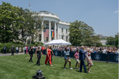 Joe y Jill Biden saludan a los invitados a la celebración del Orgullo en la Casa Blanca)