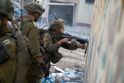 Esta foto publicada por las Fuerzas de Defensa de Israel (FDI) el 10 de diciembre de 2023 muestra a tropas israelíes realizando operaciones militares en la Franja de Gaza.