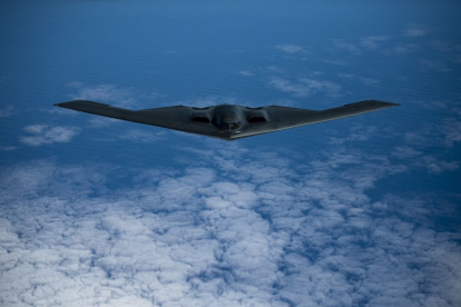 Foto del bombardero B-2 en pleno vuelo.
