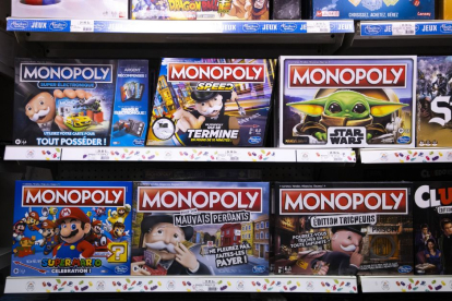 Estantería con diversos Monopoly, uno de los juegos más populares creados por Hasbro. La compañía juguetera Mattel también advirtió sobre problemas en la industria.
