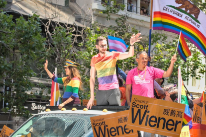 Scott Wiener (en el centro), en un coche llevando los colores del Orgullo.