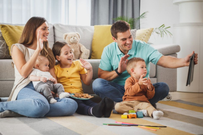 Una familia norteamericana en su casa hablando y jugando con sus hijos.