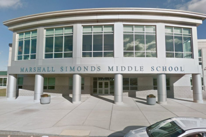 Varios alumnos de la escuela Marshall Simonds Middle School, situada en Burlington (Massachusetts), llevaron puesta ropa de color rojo, blanco y azul como homenaje a la bandera de Estados Unidos durante las celebraciones del día del Orgullo LGBT.