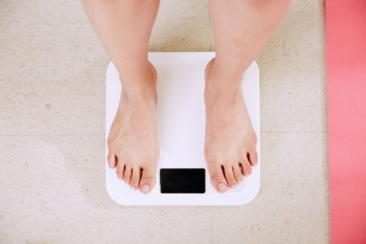 Persona pesándose para controlar su peso y saber si tiene obesidad o no. Esta es una de las causas del empeoramiento de la salud física de los estadounidenses durante 2023.