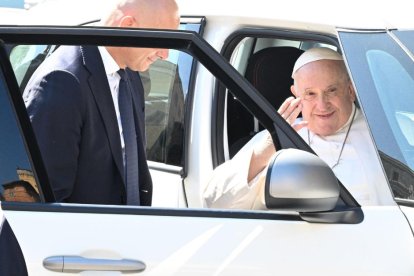 El papa Francisco abandona el Hospital Gemelli de Roma el 16 de junio de 2023 tras someterse a una cirugía abdominal nueve días atrás.