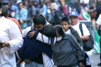 Imagen de archivo de inmigrantes haciendo fila para ingresar en el Roosevelt Hotel intake center en Nueva York.