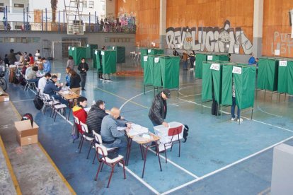Imagen de archivo de un centro de votación durante la elección de los constituyentes que redactaron el segundo intento de texto constitucional en Chile.