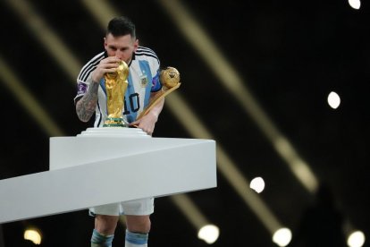 Leo Messi besa el trofeo del Mundial de Qatar 2022 tras conquistarlo con Argentina.