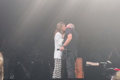 Captura de pantalla del momento cuando Hans Zimmer pidió la mano de su novia en pleno concierto.
