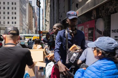 Inmigrantes ilegales reciben comida en Nueva York.