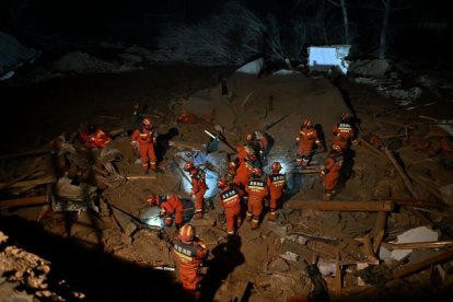 Un terremoto en el noroeste de China deja más de un centenar de muertos y cientos de heridos y desaparecidos.