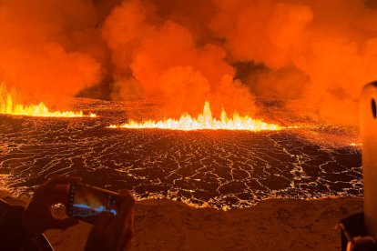 Erupción del volcán Fagradalsfjall el 18 de diciembre de 2023. El volcán de Islandia llevaba con una intensa actividad sísmica desde hace varios meses.