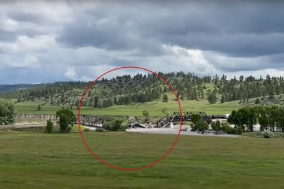 Tren descarrilado en Montana que vertió sustancias peligrosas sobre el río Yellowstone.