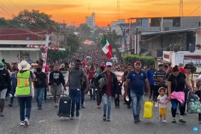 Captura de pantalla de una grabación de DW Español donde se puede ver la caravana de inmigrantes que comenzó a cruzar México hacia Estados Unidos durante Navidad