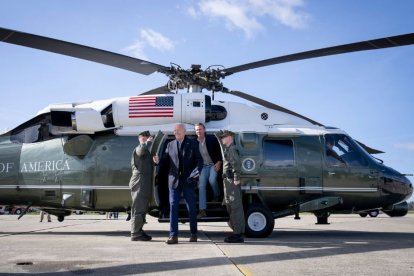 Joe Biden y Gavin Newsom descienden de un helicóptero.