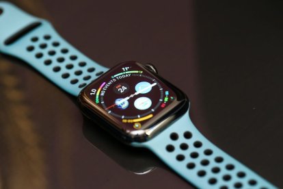 Un Apple Watch con correa azul y que muestra la hora.
