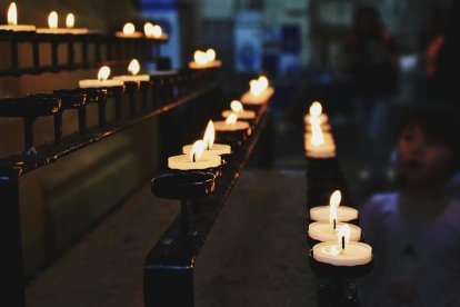 Imagen de archivo de unas velas blancas