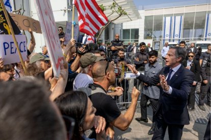 El secretario de Estado de EEUU, Antony Blinken se encuentra con las familias de los rehenes secuestrados en el mortífero ataque del 7 de octubre contra Israel por el grupo islamista palestino Hamás, a las puertas de un hotel, en Tel Aviv, el 1 de mayo de 2024.