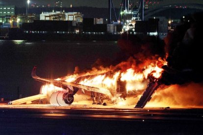 Un avión de Japan Airlines estaba en llamas en la pista del aeropuerto de Haneda de Tokio el 2 de enero después de colisionar aparentemente con un avión de la guardia costera, según informes de televisión.