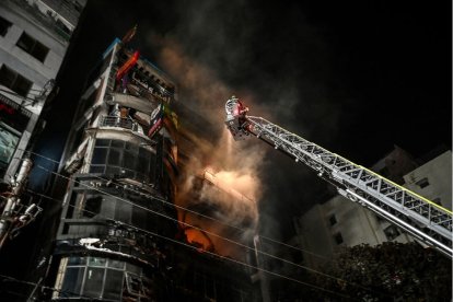Los bomberos trabajan para extinguir un incendio en un edificio comercial en el que murieron al menos 44 personas, en Dhaka, el 29 de febrero de 2024.