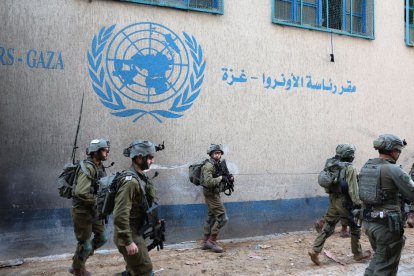 El ejército israelí dentro de un recinto evacuado de las Naciones Unidas en la ciudad de Gaza