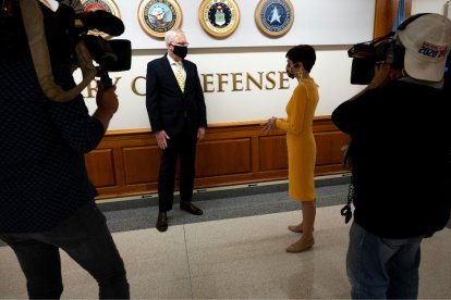 La periodista Catherine Herridge, entrevistando al exsecretario de Defensa Chris Miller.