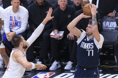 Luka Doncic lanza a canasta durante el quinto partido de play offs ante los Clippers.