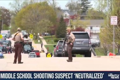 Agentes vigilan las inmediaciones de la escuela donde se produjo el tiroteo.