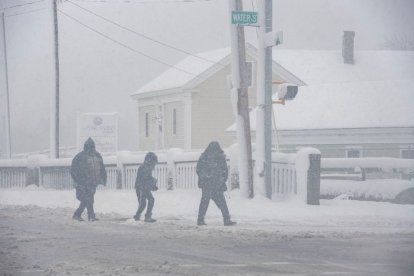 Gente caminando en plena nevada en Lawrence, Massachusetts el 7 de enero de 2024 durante la tormenta invernal masiva.