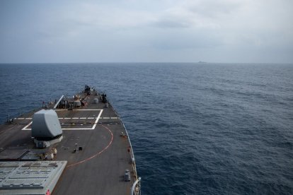 Un destructor de misiles guiados en una operación en el mar en el Mar Rojo