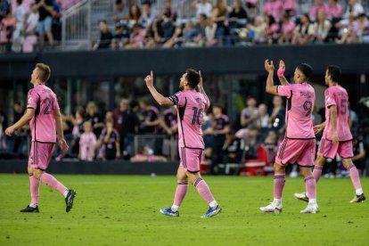 Messi celebra un gol junto a Suárez y Busquets.