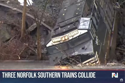 Captura de pantalla de una grabación de NBC News del descarrilamiento de tres trenes de Norfolk Southern en Pensilvanya el sábado 2 de marzo de 2024.