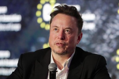 Elon Musk, el propietario de X (Twitter), se dirige al público durante la Conferencia de la Asociación Judía Europea en el DoubleTree by Hilton de Cracovia.