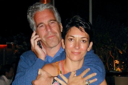 Epstein y Maxwell posan en una foto.