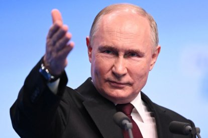 El presidente ruso y candidato presidencial Vladimir Putin se reúne con los medios de comunicación en su sede de campaña en Moscú