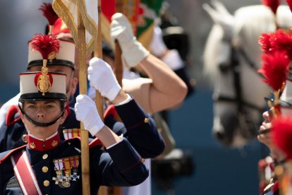 Tropas españolas desfilan durante el desfile militar del Día de las Fuerzas Armadas en Granada el 3 de junio de 2022.