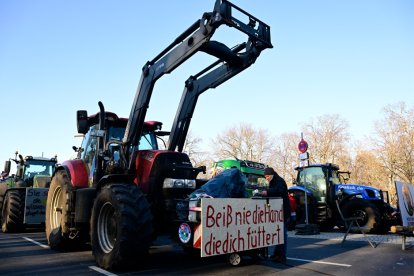 Los granjeros alemanes cortan las principales vías en protesta.