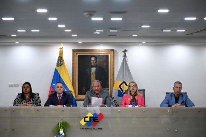 The President of Venezuela's National Electoral Council (CNE), Elvis Amoroso (C), speaks next to rectors Aime Nogal (L), Carlos Quintero (2-L), Rosalba Gil (2-R), and Juan Carlos Delpino (R) during a press conference at the CNE