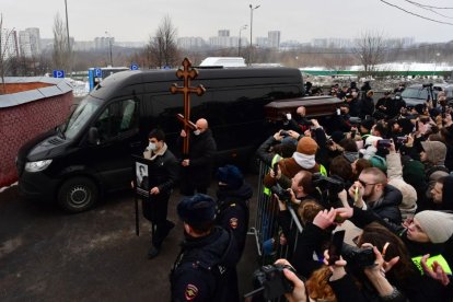 Los portadores del féretro llevan el ataúd del fallecido líder de la oposición rusa Alexei Navalni durante una ceremonia fúnebre en el cementerio de Borisovo