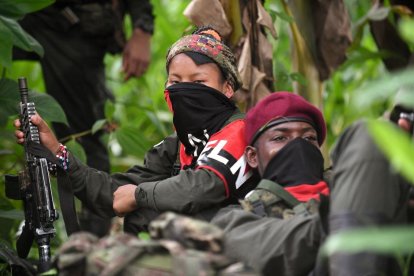 Terroristas del Ejército de Liberación Nacional (ELN) descansan cerca del río Baudo en la provincia de Choco, Colombia, el 26 de octubre de 2023.