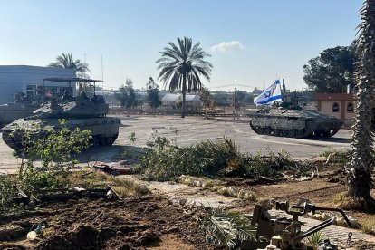 Tanques con una bandera israelí en Rafah.