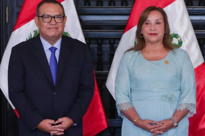 Esta foto difundida el 5 de marzo por el servicio de prensa de la Presidencia peruana muestra al primer ministro de Perú, Alberto Otarola (izq.), durante una ceremonia con la presidenta Dina Boluarte en el Palacio de Gobierno en Lima el 1 de marzo de 2024.