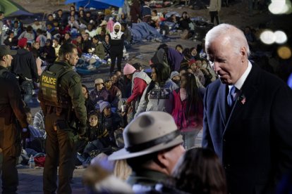 Montaje del presidente Biden sobre un grupo de inmigrantes vigilado por agentes de la Patrulla Fronteriza.