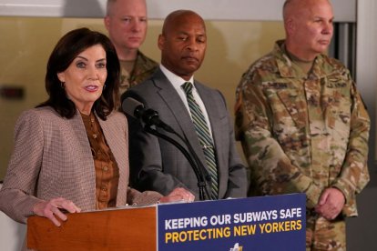 La gobernadora de Nueva York, Kathy Hochul (izda.), junto con el superintendente en funciones de la Policía Estatal, Steven James (dcha.), y el ayudante general de la Guardia Nacional de Nueva York, el general de división Ray Shields (dcha.), celebran una rueda de prensa, el 6 de marzo de 2024, en el Centro de Control Ferroviario de la Autoridad de Tránsito Masivo de Nueva York para anunciar el despliegue de soldados de la Guardia Nacional y agentes de la Policía Estatal en la red de metro para combatir la delincuencia en el metro. En los últimos meses se han producido varios tiroteos mortales, así como incidentes con armas blancas y empujones de pasajeros a las vías. Hochul "está desplegando 1.000 miembros del personal del Estado para ayudar a la misión de la policía de Nueva York", dice un comunicado de su oficina.