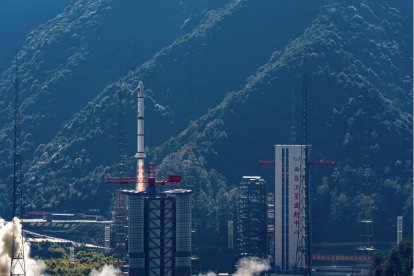 Un cohete Long March-2C, que transporta el satélite Sonda Einstein, despega del Centro de Lanzamiento de Satélites de Xichang en Xichang, en la provincia suroccidental china de Sichuan, el 9 de enero de 2024.